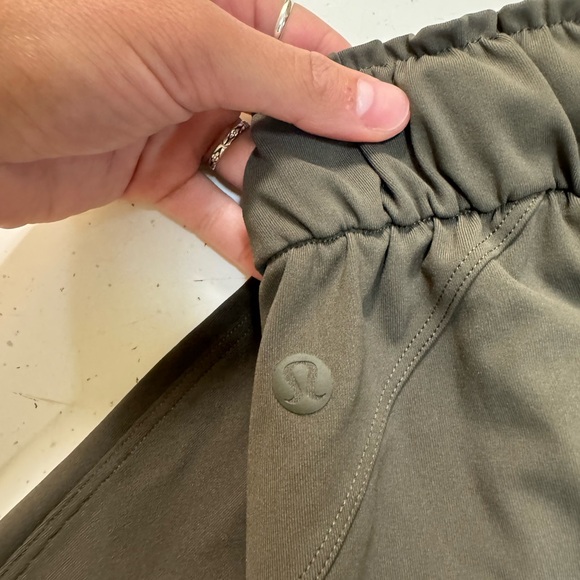 Lululemon joggers size 4 - Picture 4 of 4